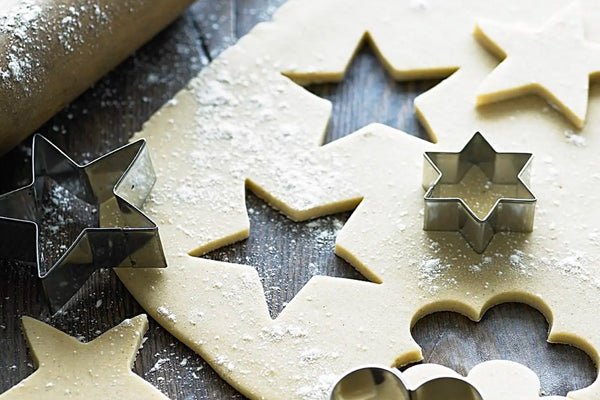 Easy vanilla biscuits with spices, perfect for Christmas. Ideal for personalized gifts from Biscuiteers bakery.