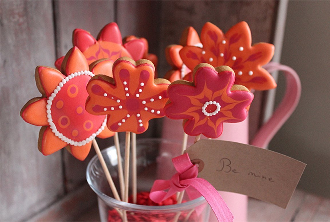 Royal Albert biscuit bouquet by Biscuiteers, perfect for Valentine's Day; personalized edible gifts with floral designs.