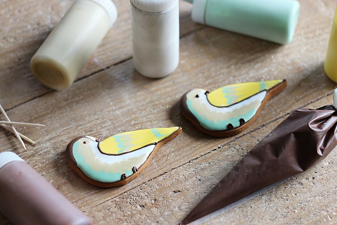 Thank You Birds biscuit tin by Biscuiteers, featuring hand-iced English garden bird designs, perfect for personalized gifts.