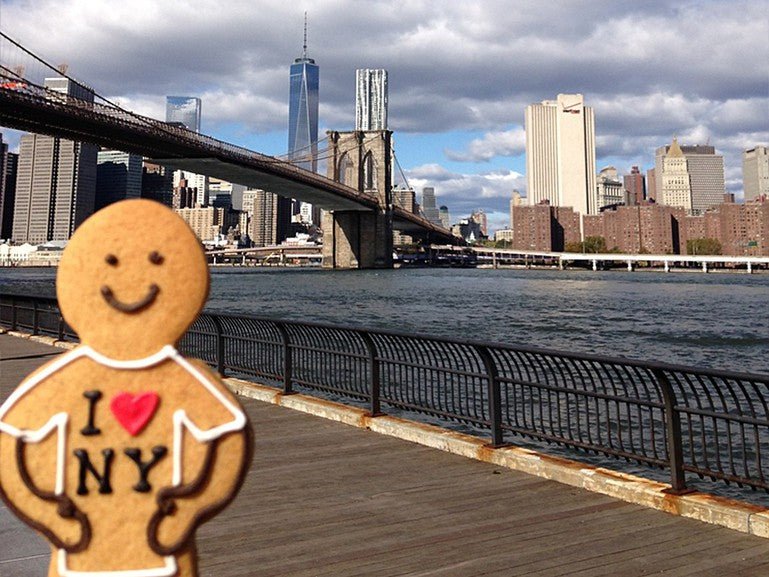 New York skyline with iconic landmarks, perfect for Biscuiteers' New York Biscuit Collection and personalized gifts.