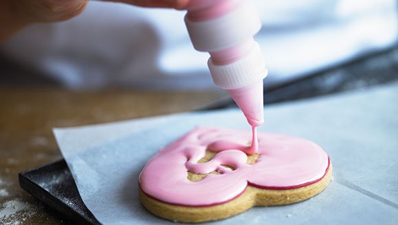 Biscuiteers icing class: learn line and flood techniques for personalized gifts with the Biscuiteers Book of Iced Biscuits.