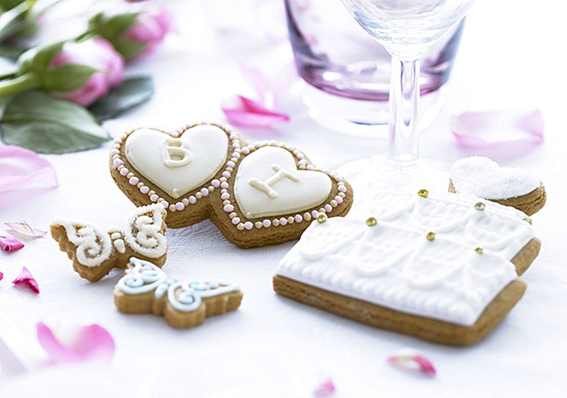 Wedding biscuits by Biscuiteers as creative wedding favours, personalized gifts, and stylish table decorations.